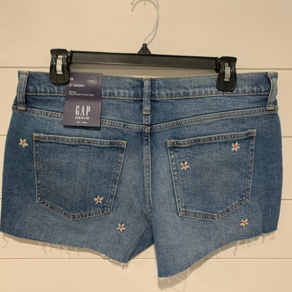 GAP daisy jean short, NWT - Picture 2 of 3